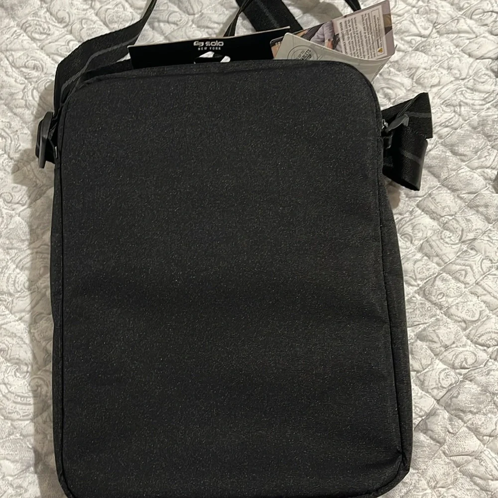 - Solo New York tablet sling